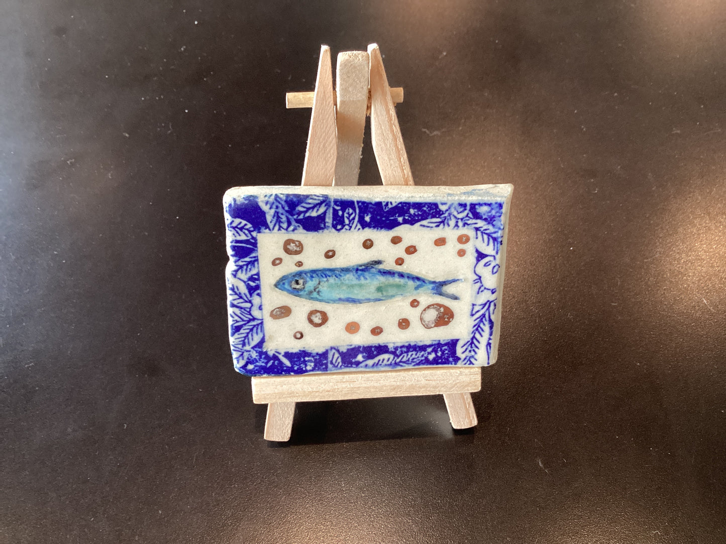 Rectangular Fish Tile on easel - Jennie de Mello e Souza